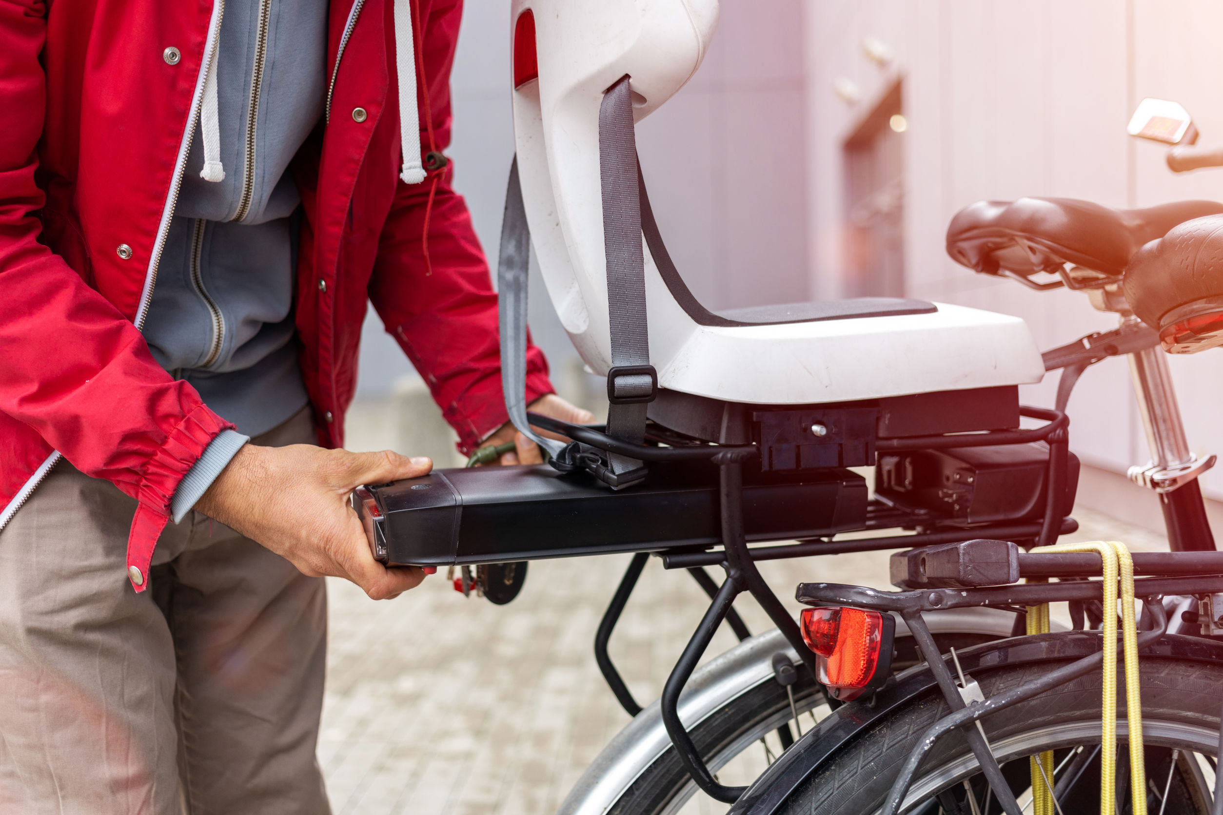 Laden je werknemers hun fietsbatterij op in hun kantoor? Aandacht voor bandpreventie is nodig.